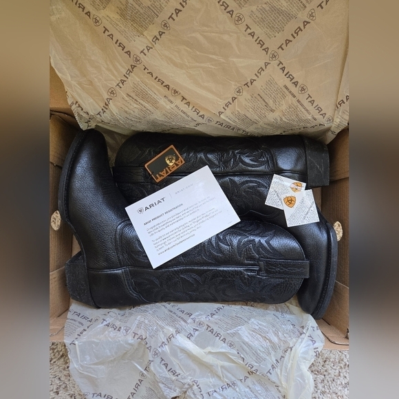 Ariat Other - Ariat men's Heritage Western R-Toe size 9D black boots NWT